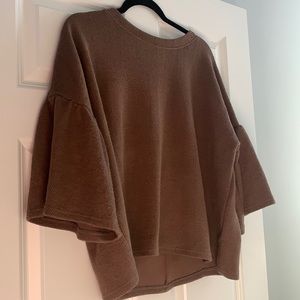 Brown sweater with flounce sleeves